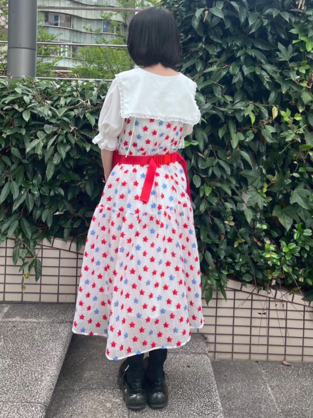 ホワイト系のTシャツ/カットソー、レッド系のボディバッグ/ウエストポーチ、レッド系のワンピースを着用したレディースの夏コーディネートの3枚目の写真