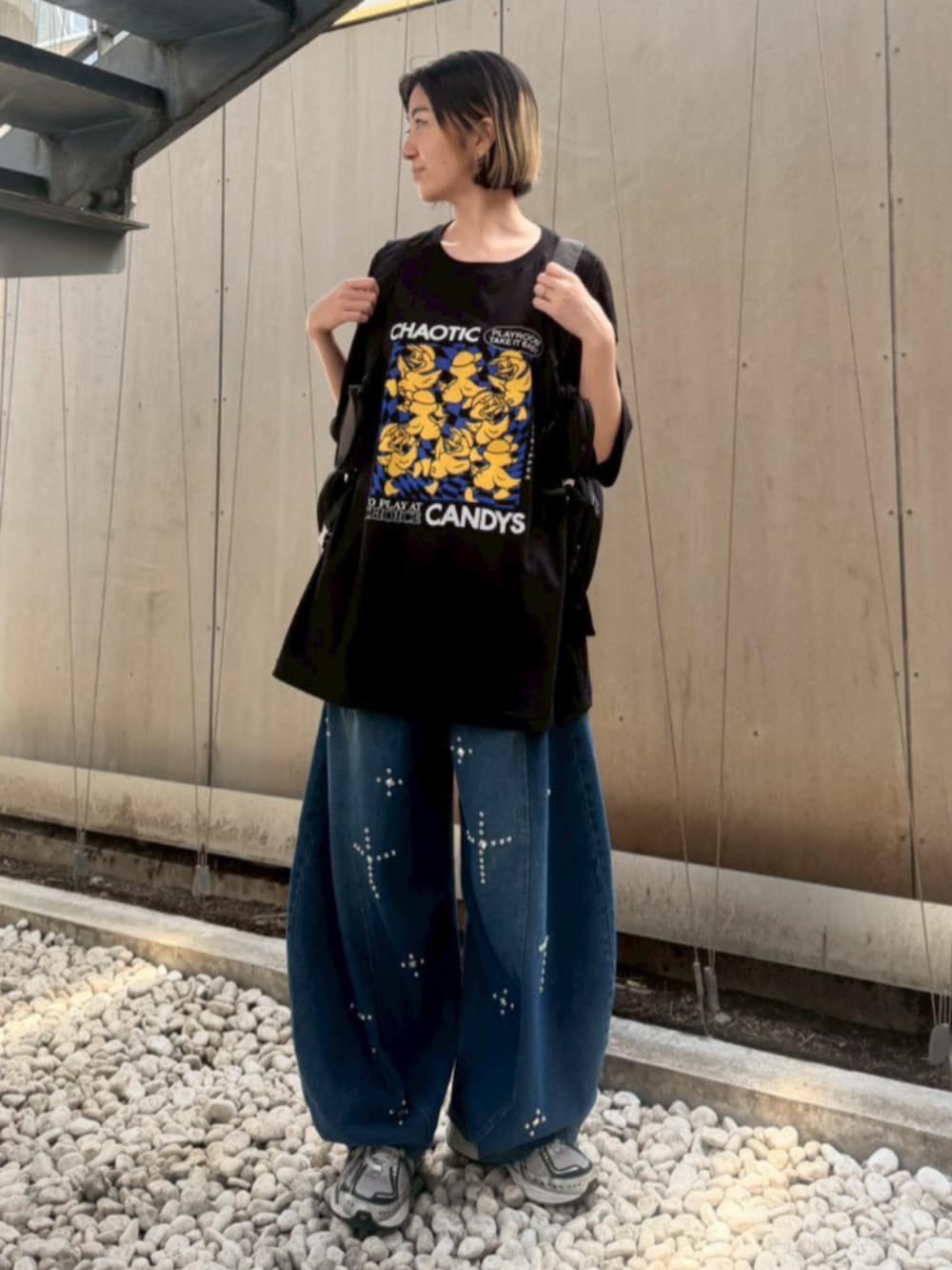 ブルー系のデニムパンツ、ブラック系のボディバッグ/ウエストポーチ、ブラック系のTシャツ/カットソーを着用したレディースの夏コーディネートの2枚目の写真