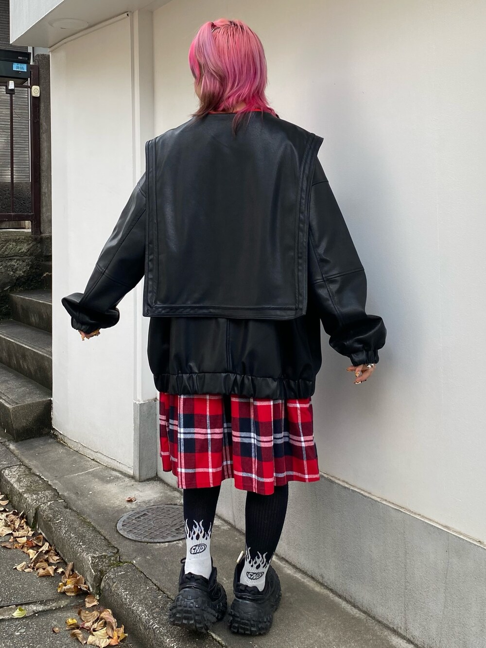 ブラック系のその他アウター、レッド系のワンピース、ブラック系のショルダーバッグを着用したレディースの秋コーディネートの5枚目の写真