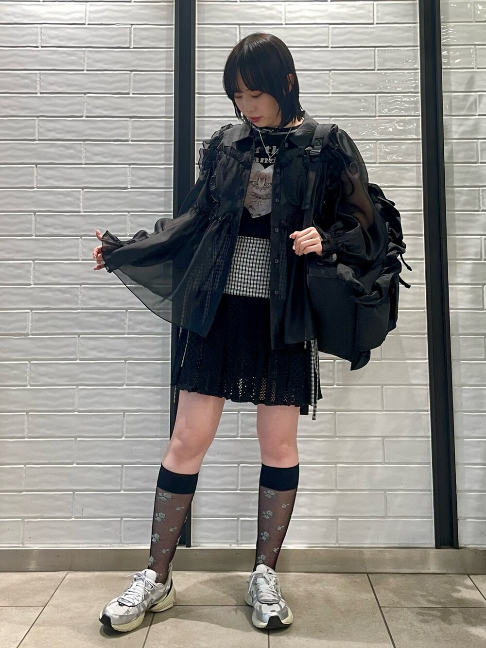 ブラック系のシャツ/ブラウス、ブラック系のTシャツ/カットソー、ブラック系のスカートを着用したレディースの春コーディネートの2枚目の写真