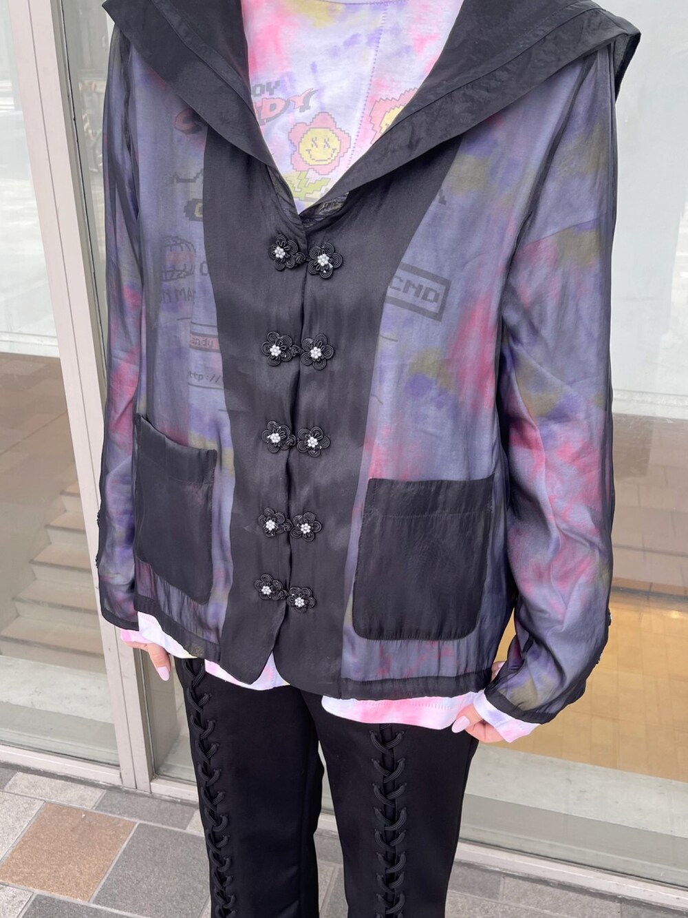 ブラック系のその他パンツ、ブラック系のその他アウター、ピンク系のTシャツ/カットソーを着用したレディースの春コーディネートの4枚目の写真