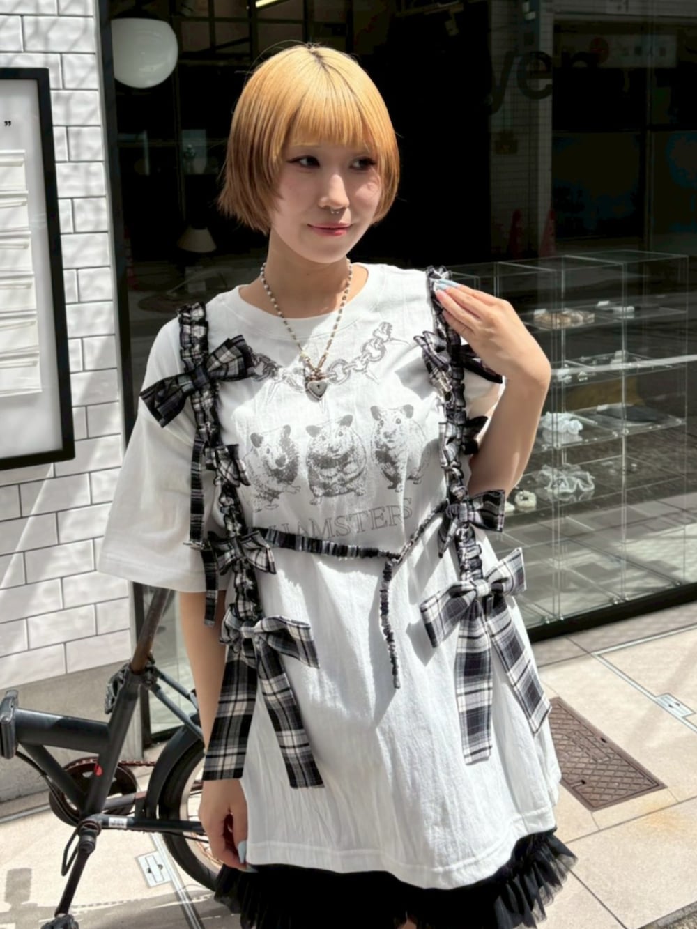 ブラック系のその他トップス、ブラック系のその他パンツ、ホワイト系のTシャツ/カットソーを着用したレディースの春コーディネートの4枚目の写真