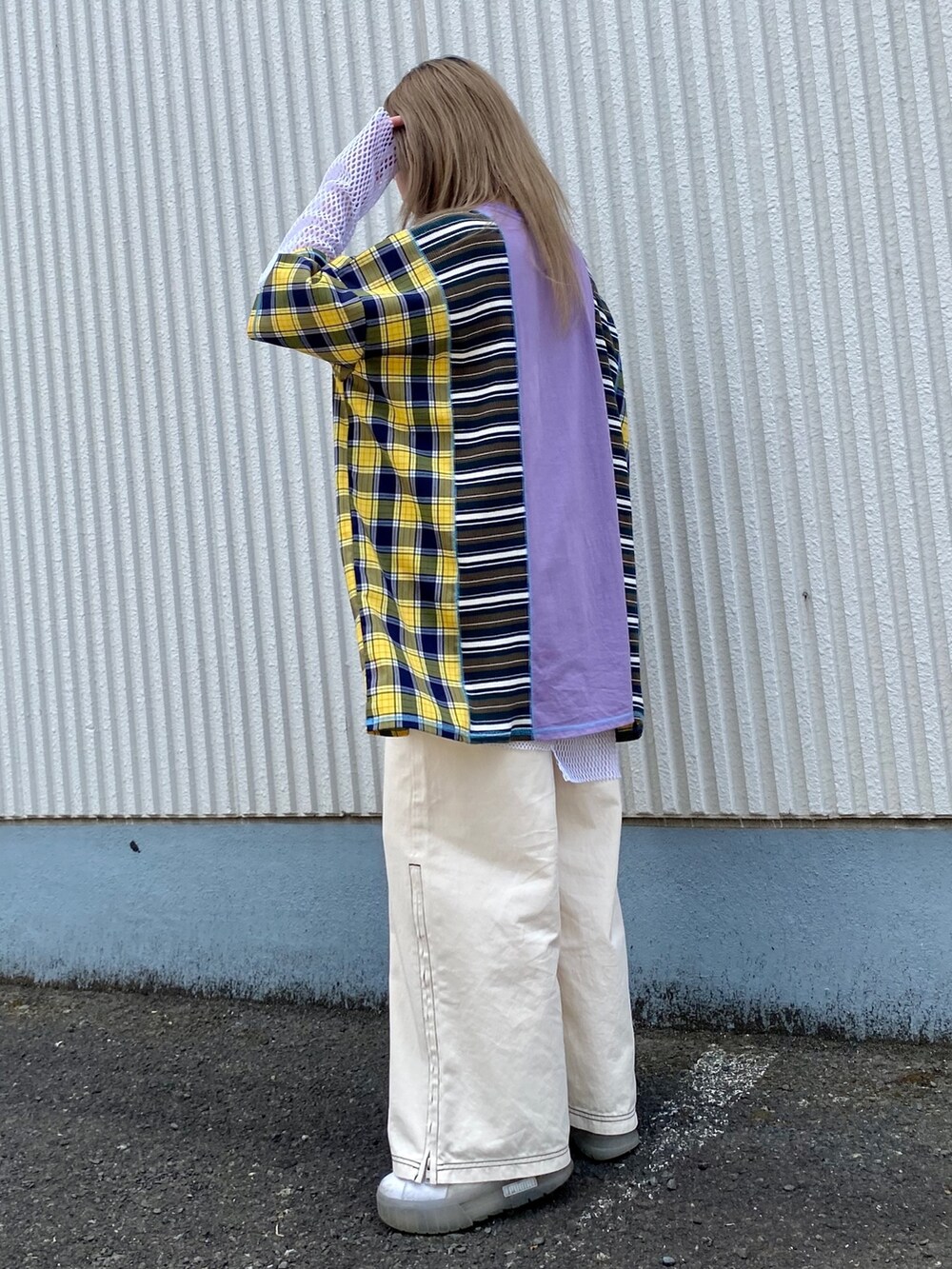 ホワイト系のその他パンツ、ホワイト系のその他トップス、パープル系のTシャツ/カットソーを着用したレディースの夏コーディネートの2枚目の写真