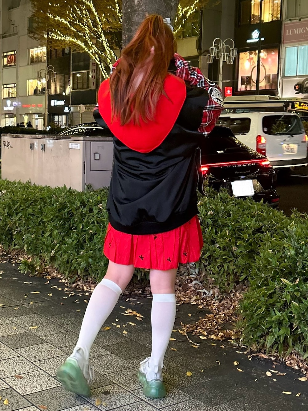 レッド系のスカート、ブラック系のMA-1、レッド系のニット/セーターを着用したレディースの冬コーディネートの4枚目の写真