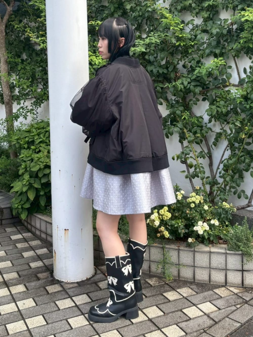 ブラック系のブーツ、ブラック系のMA-1、グレー系のTシャツ/カットソーを着用したレディースの冬コーディネートの2枚目の写真