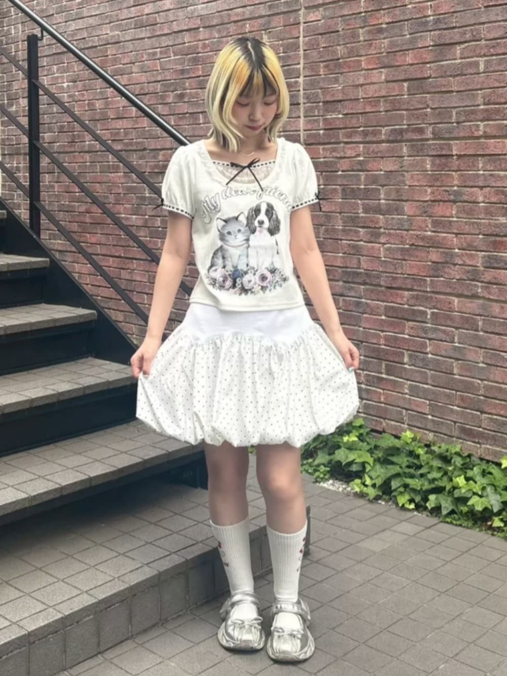 ホワイト系のTシャツ/カットソー、ホワイト系のスカートを着用したレディースの夏コーディネートの2枚目の写真