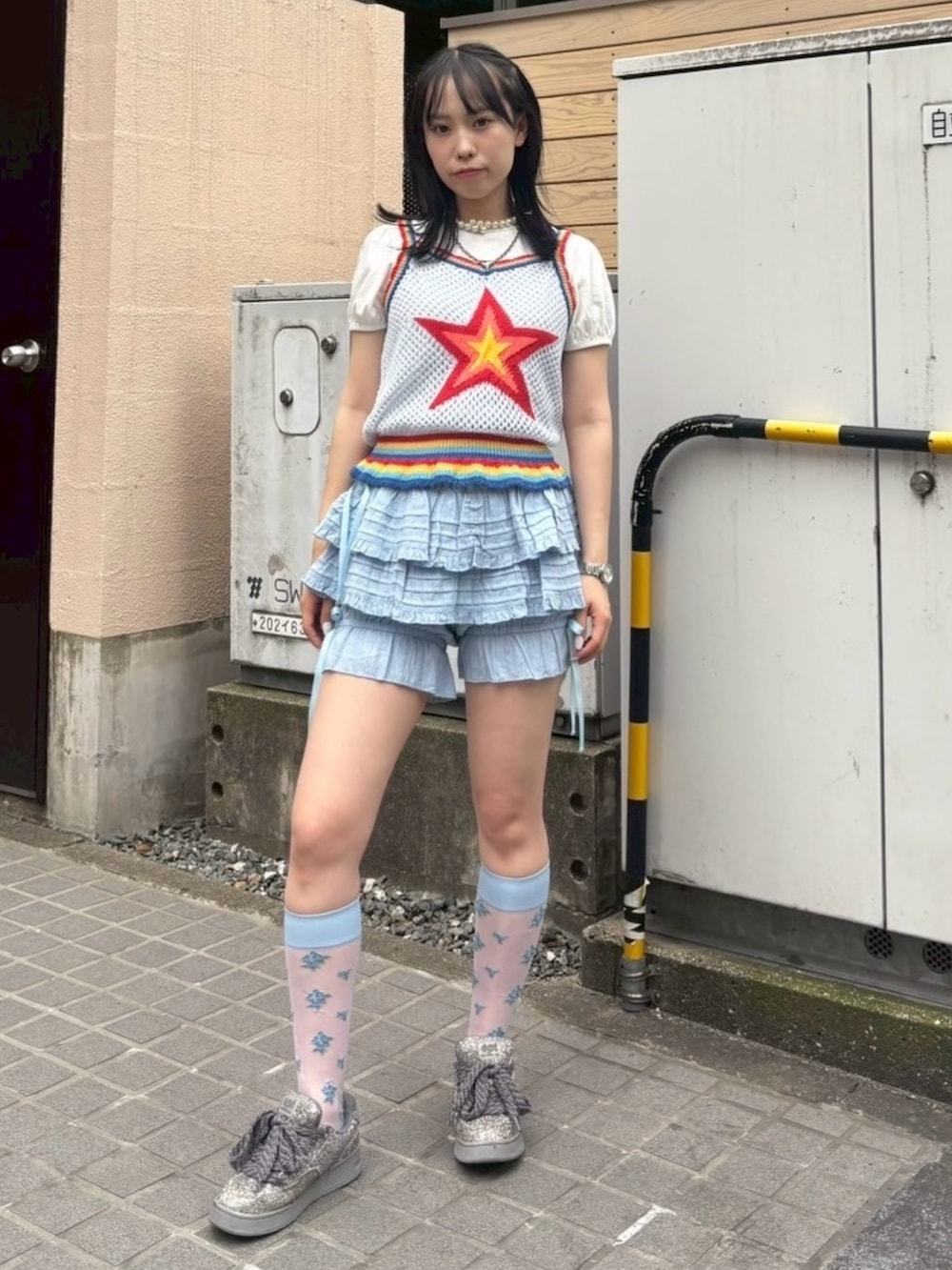 ブルー系のその他パンツ、ブルー系のキャミソール、ホワイト系のTシャツ/カットソーを着用したレディースの夏コーディネートの3枚目の写真