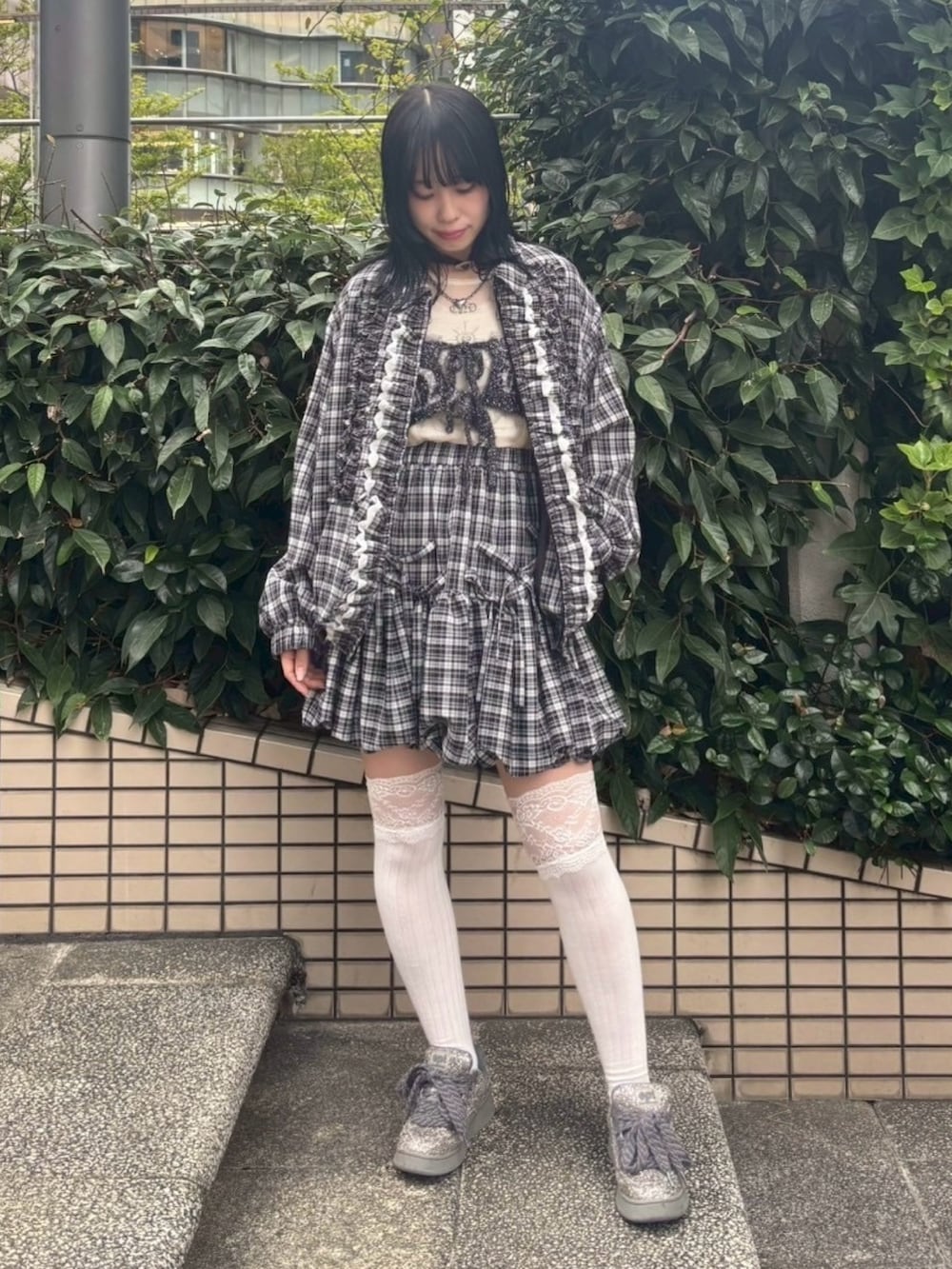 ブラック系のノーカラージャケット、ベージュ系のTシャツ/カットソー、ブラック系のその他トップスを着用したレディースの秋コーディネートの2枚目の写真