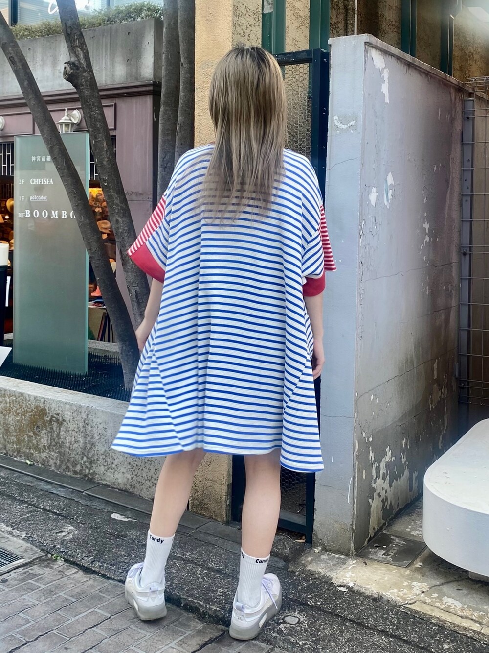 ホワイト系のワンピースを着用したレディースの夏コーディネートの4枚目の写真