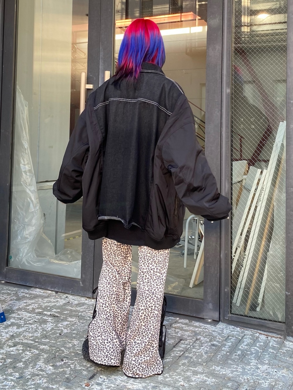 ホワイト系のTシャツ/カットソー、ベージュ系のその他パンツ、ブラック系のデニムジャケットを着用したレディースの冬コーディネートの5枚目の写真