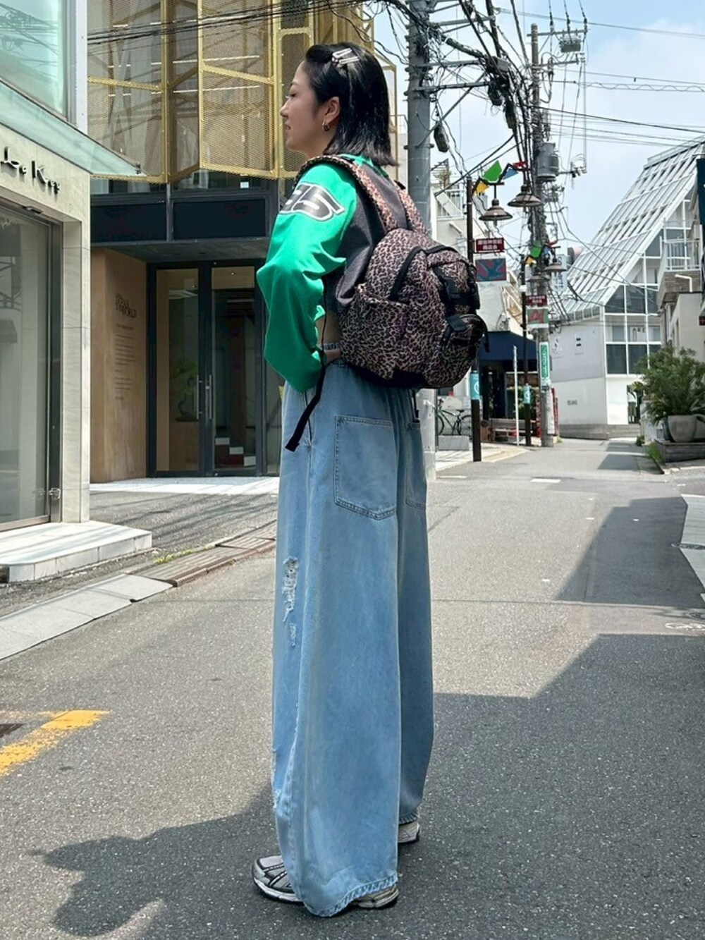 その他のバックパック/リュック、ブルー系のデニムパンツ、グリーン系のTシャツ/カットソーを着用したレディースの夏コーディネートの3枚目の写真