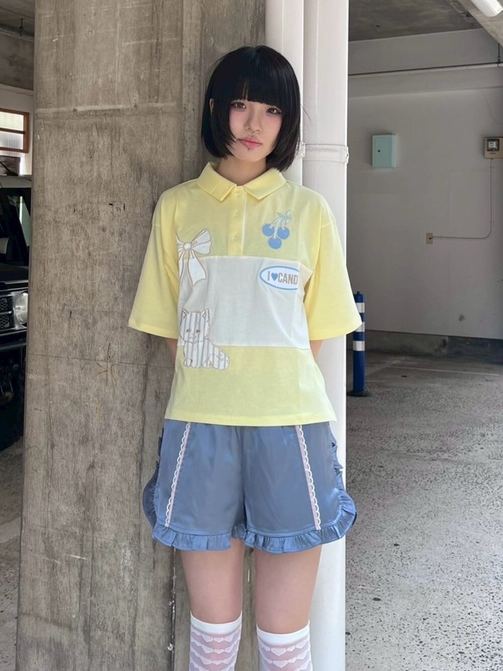 イエロー系のポロシャツ、ブルー系のその他パンツ、ホワイト系のソックス/靴下を着用したレディースの夏コーディネートの3枚目の写真