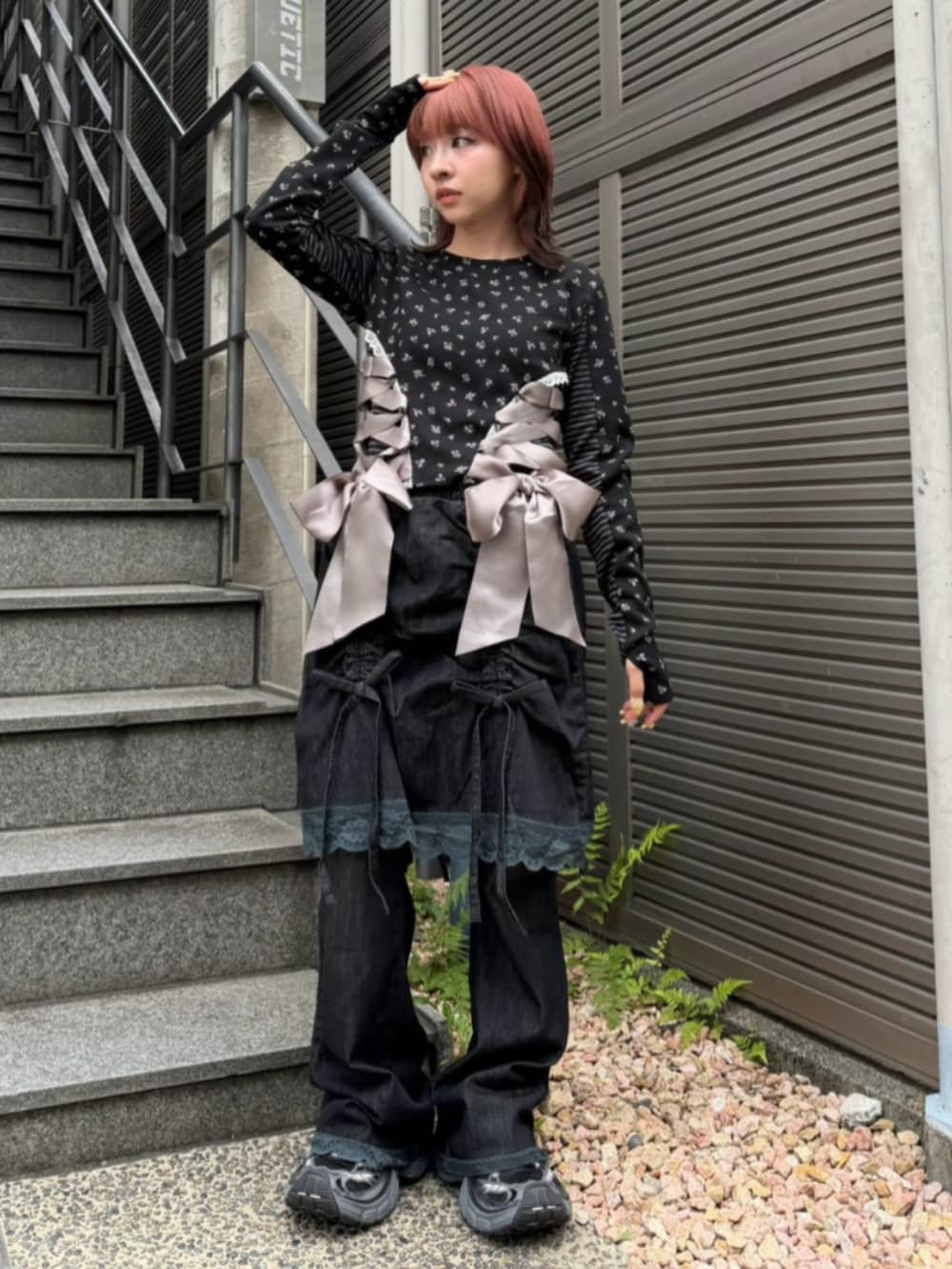 ブラック系のデニムパンツ、ブラック系のTシャツ/カットソーを着用したレディースの秋コーディネートの2枚目の写真