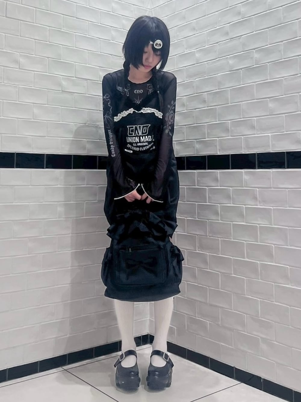 ブラック系のTシャツ/カットソー、ブラック系のワンピース、ブラック系のバックパック/リュックを着用したレディースの夏コーディネートの2枚目の写真