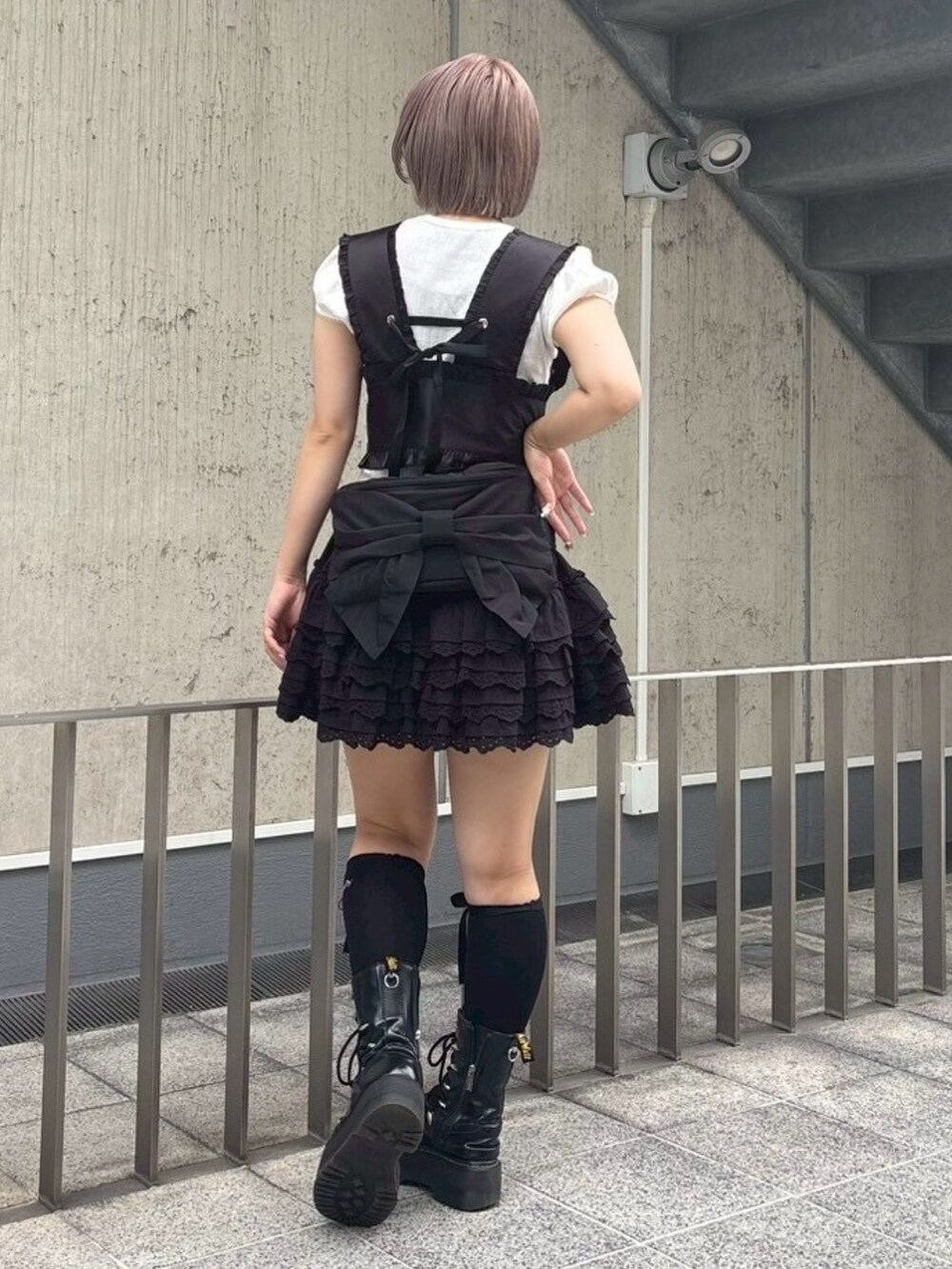 ブルー系のTシャツ/カットソー、ブラック系のその他トップス、ブラック系のスカートを着用したレディースの夏コーディネートの4枚目の写真