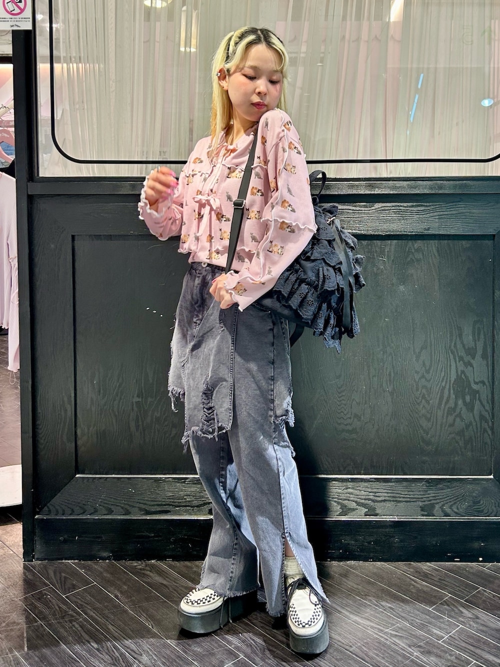 ピンク系のカーディガン/ボレロ、ピンク系のキャミソール、ブラック系のその他パンツを着用したレディースの春コーディネートの3枚目の写真