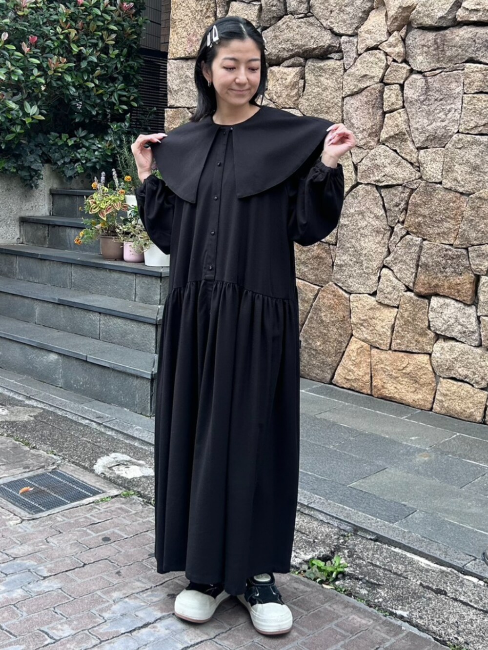 ブラック系のワンピースを着用したレディースの秋コーディネートの2枚目の写真