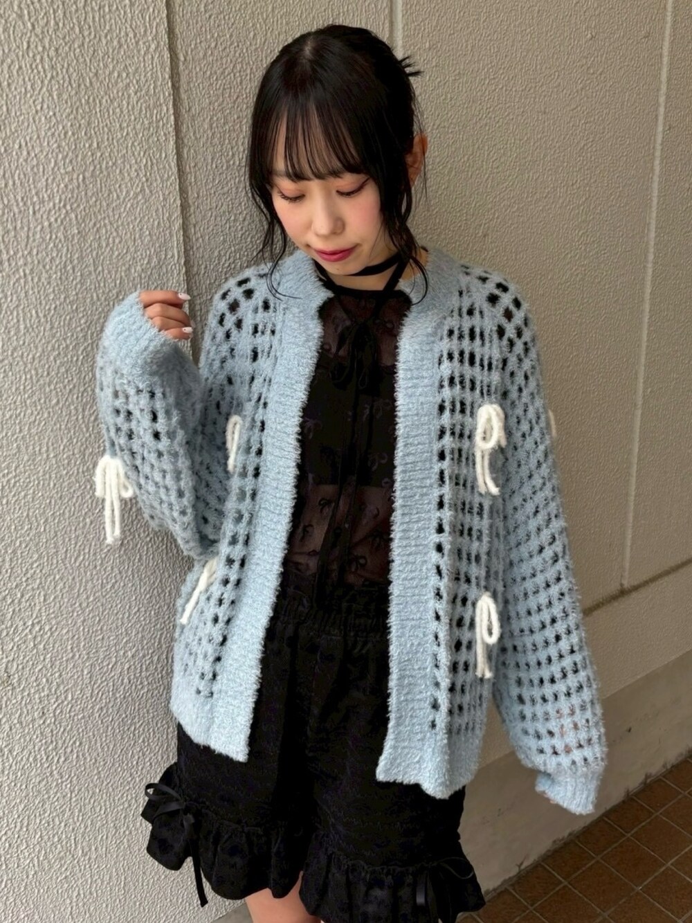 ブラック系のその他パンツ、ブラック系のその他トップス、ブルー系のカーディガン/ボレロを着用したレディースの夏コーディネートの5枚目の写真
