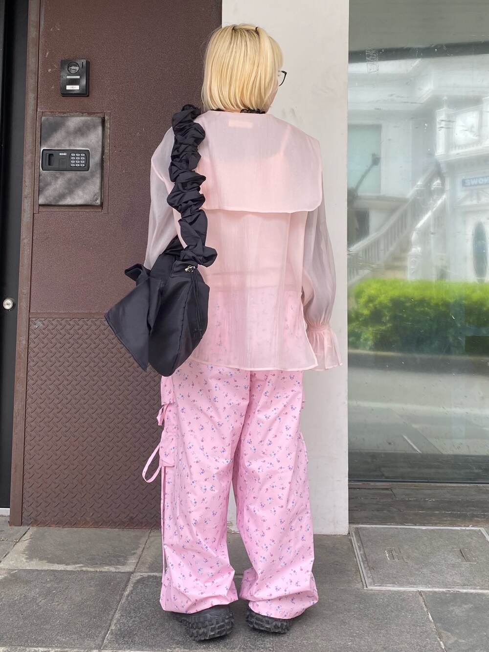 ピンク系のシャツ/ブラウス、ブラック系のその他トップス、ピンク系のキャミソールを着用したレディースの春コーディネートの5枚目の写真