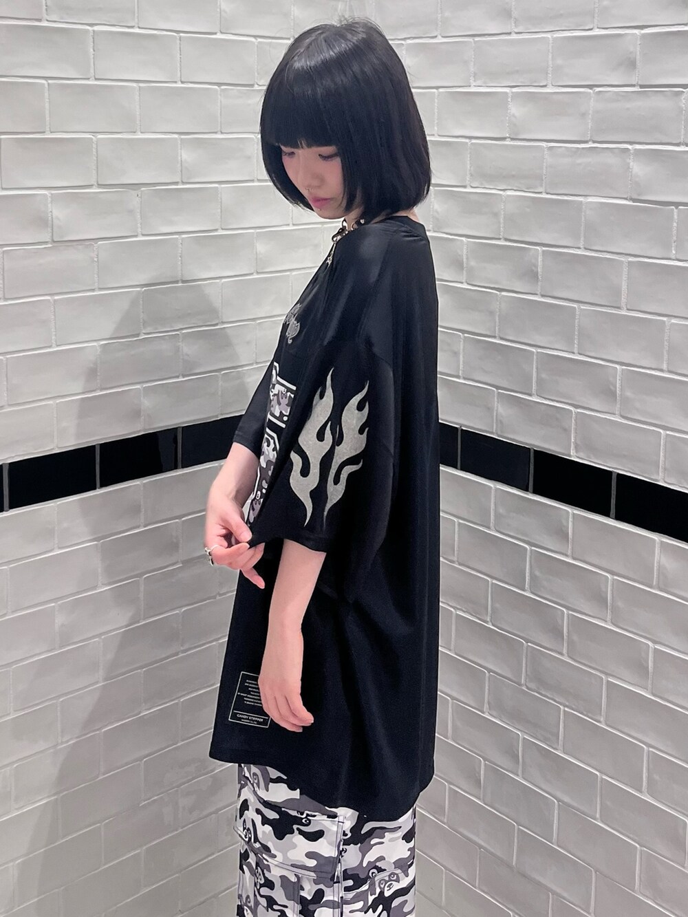 ブラック系のカーゴパンツ、ブラック系のTシャツ/カットソーを着用したレディースの夏コーディネートの4枚目の写真