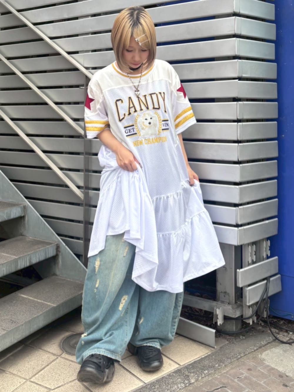 ブルー系のデニムパンツ、ホワイト系のワンピースを着用したレディースの夏コーディネートの3枚目の写真