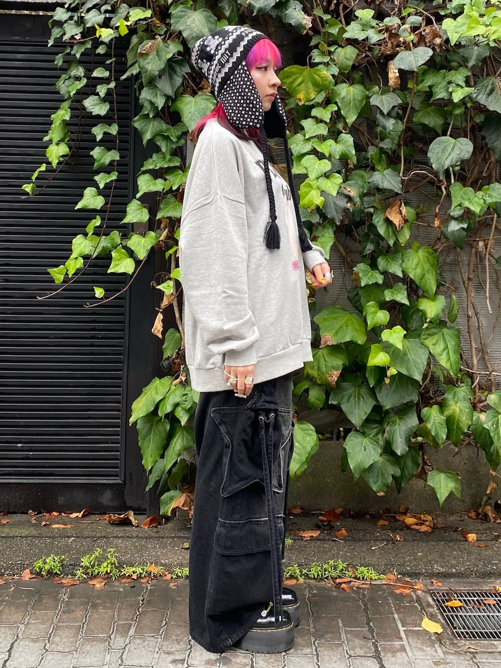 ブラック系のシューズ、ブラック系のデニムパンツ、グレー系のスウェットを着用したレディースの秋コーディネートの3枚目の写真