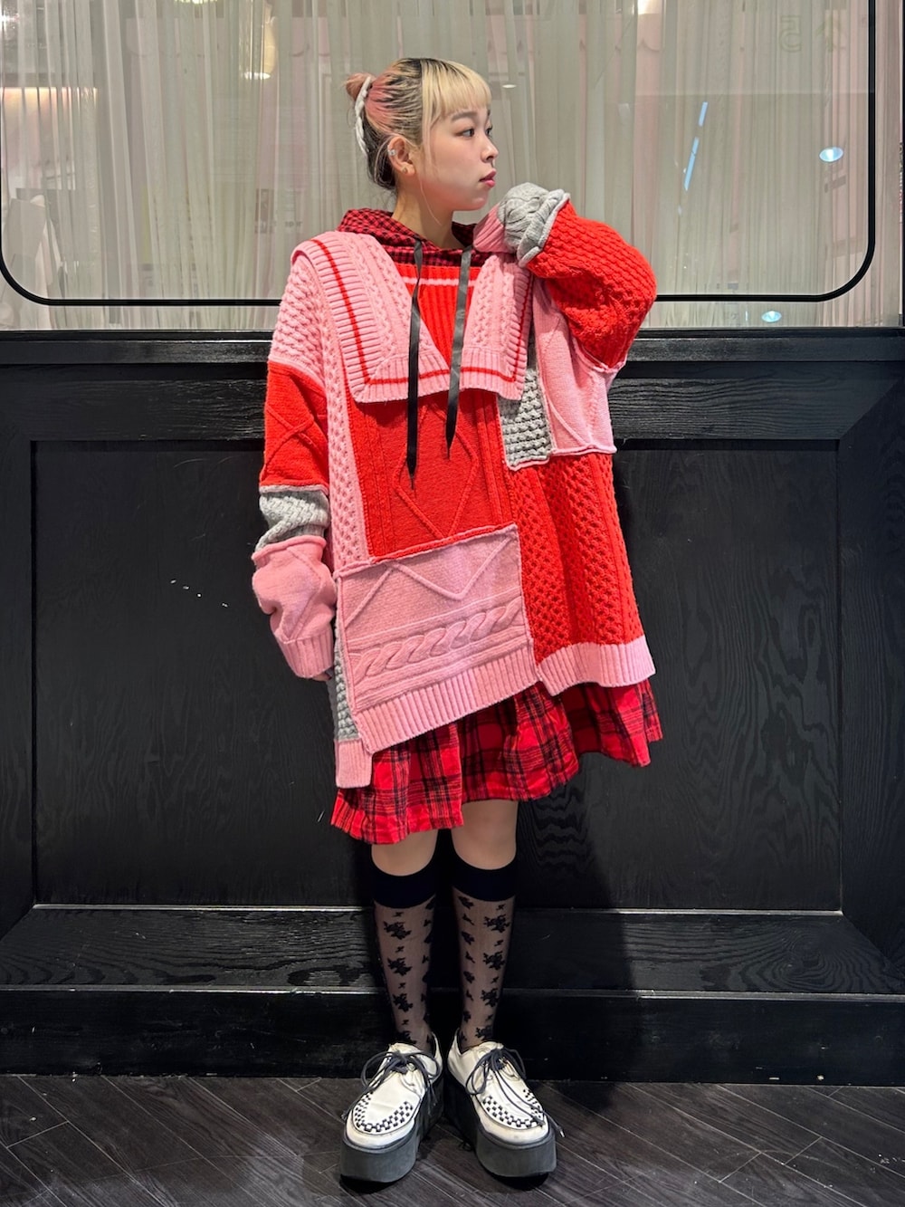 レッド系のワンピース、ピンク系のニット/セーターを着用したレディースの秋コーディネートの3枚目の写真