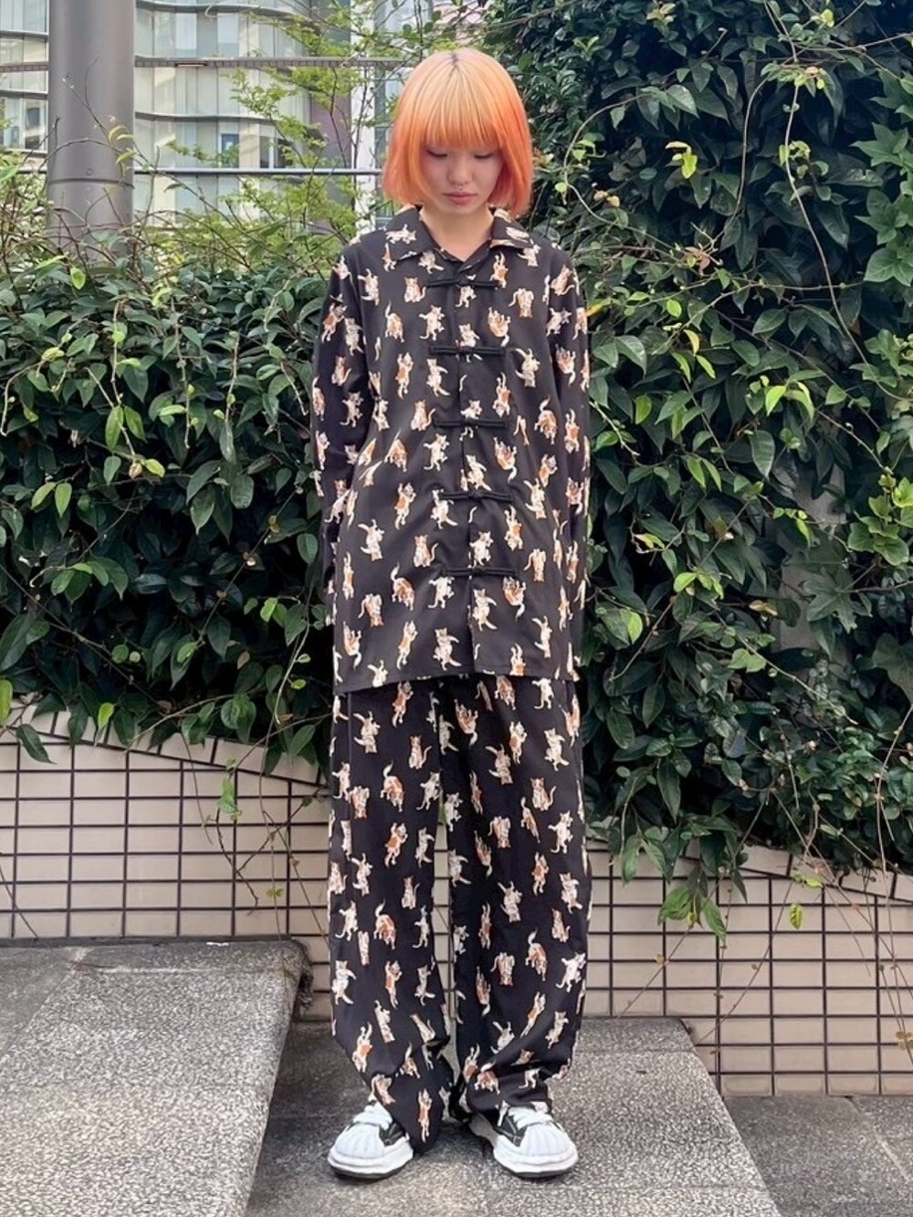 ブラック系のその他パンツ、ブラック系のシャツ/ブラウスを着用したレディースの秋コーディネートの3枚目の写真