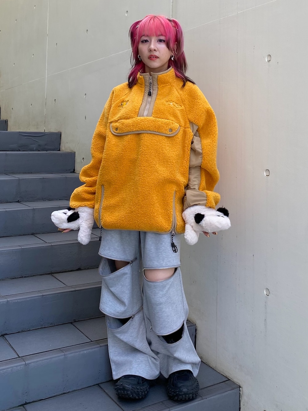「Candy Stripper、ミトン、フェイクファー、アノラック、プルオーバー、ボア、トラックパンツ、ファスナー、ストリート、テーマパークコーデ」｜「Candy StripperのPEPE FUR ミトン（手袋、ホワイト系）」を使った、CandyStripperさん（レディース・148cm）の秋コーディネートの2枚目の写真