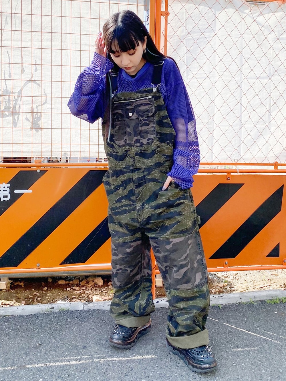 グリーン系のサロペット/オーバーオール、パープル系のTシャツ/カットソーを着用したレディースの夏コーディネートの3枚目の写真