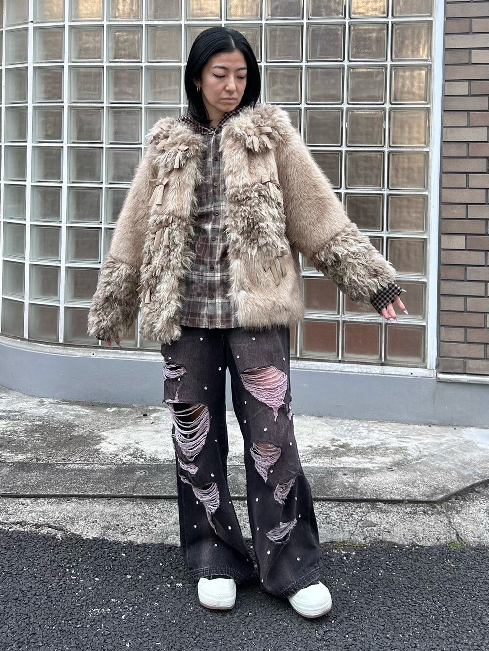 ブラック系のデニムパンツ、ブラウン系のシャツ/ブラウス、ベージュ系のダウンジャケット/コートを着用したレディースの冬コーディネートの3枚目の写真