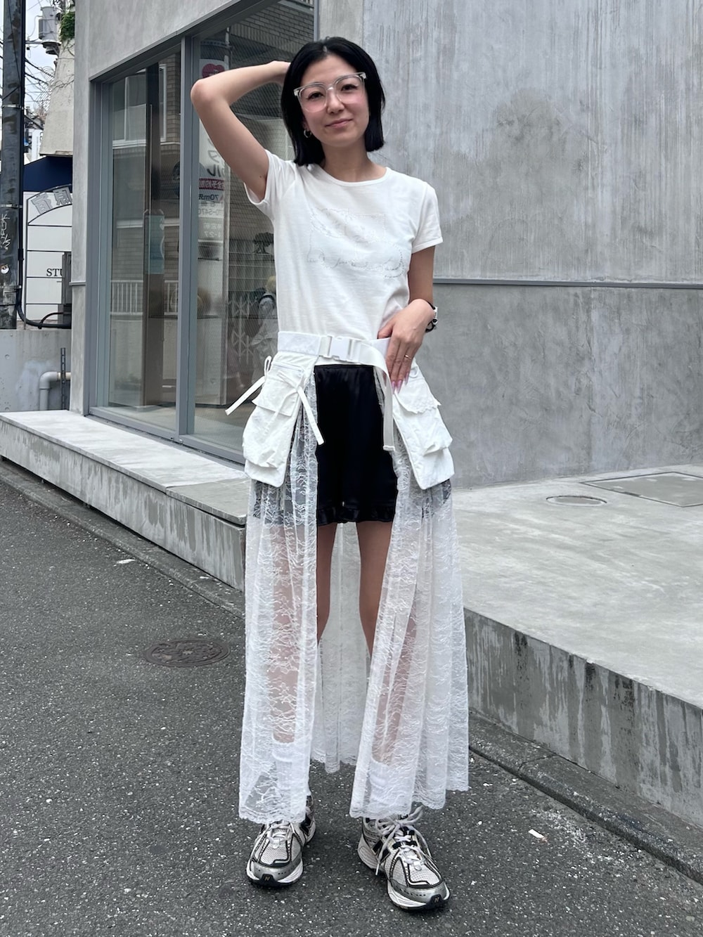 ホワイト系のスカート、ブラック系のその他パンツ、ホワイト系のTシャツ/カットソーを着用したレディースの夏コーディネートの2枚目の写真