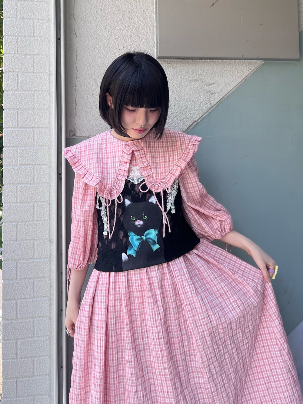 ブラック系のキャミソール、ピンク系のワンピースを着用したレディースの夏コーディネートの4枚目の写真