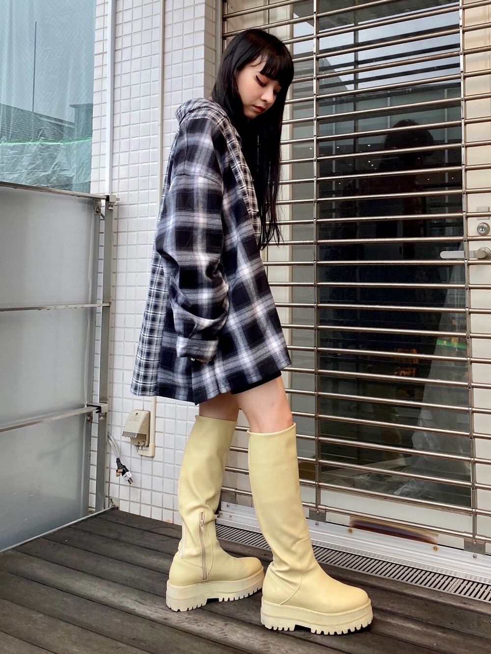 ブラック系のシャツ/ブラウス、ブラック系のTシャツ/カットソーを着用したレディースの秋コーディネートの2枚目の写真