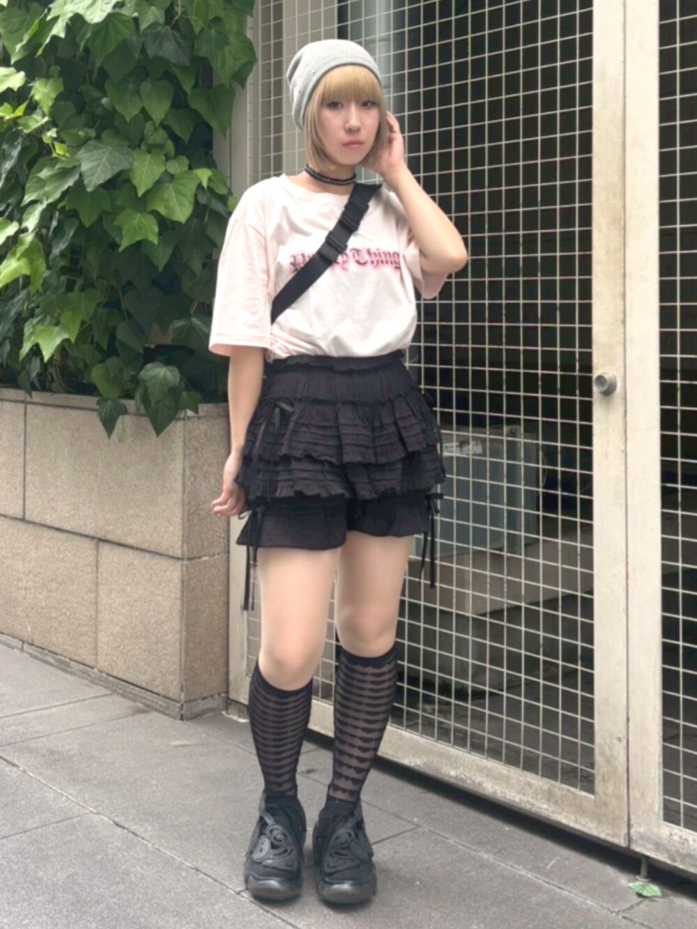 ブラック系のその他パンツ、ブラック系のボディバッグ/ウエストポーチ、ピンク系のTシャツ/カットソーを着用したレディースの夏コーディネートの2枚目の写真