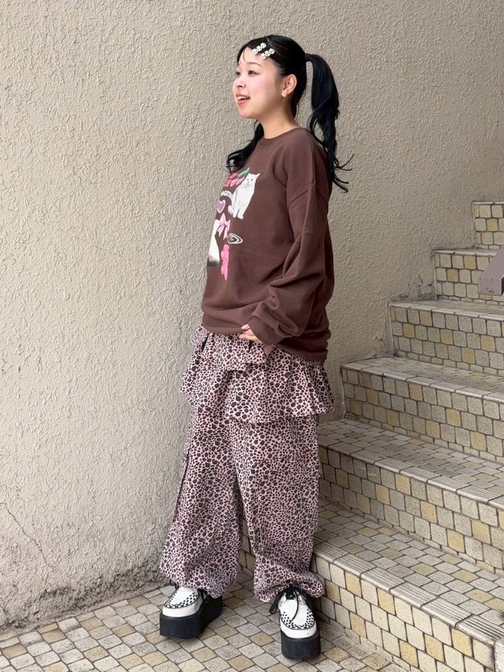 ピンク系のその他パンツ、ブラウン系のスウェットを着用したレディースの秋コーディネートの4枚目の写真