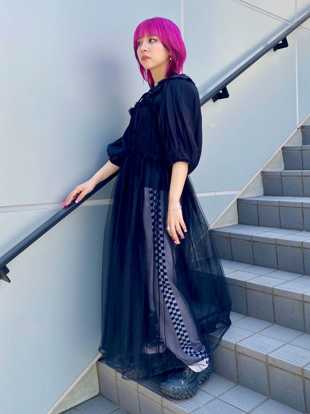 グレー系のその他パンツ、ブラック系のワンピース、ブラック系のシャツ/ブラウスを着用したレディースの春コーディネートの3枚目の写真