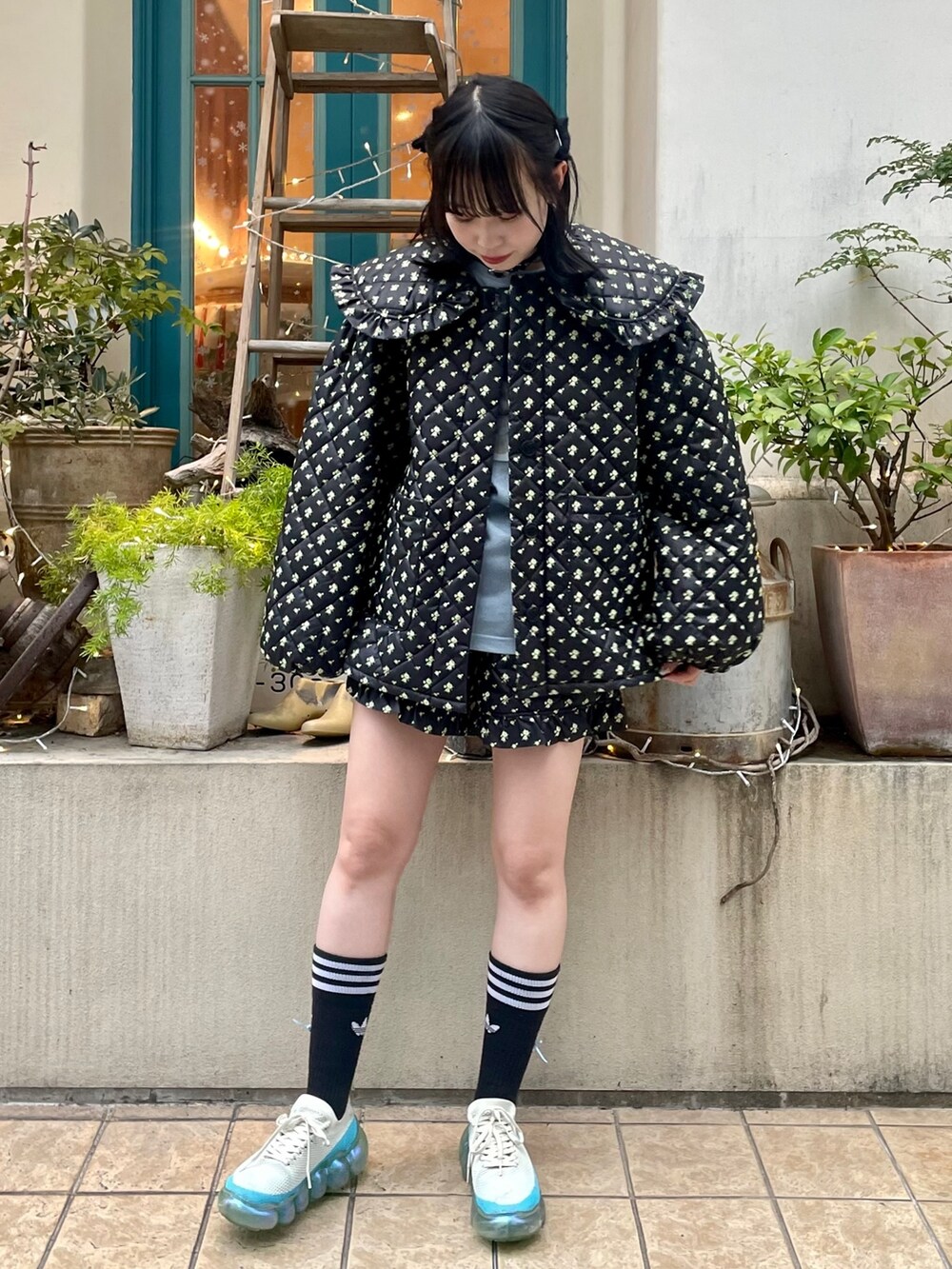 ブラック系のダウンジャケット/コート、ブルー系のTシャツ/カットソー、ブラック系のその他パンツを着用したレディースの冬コーディネートの3枚目の写真