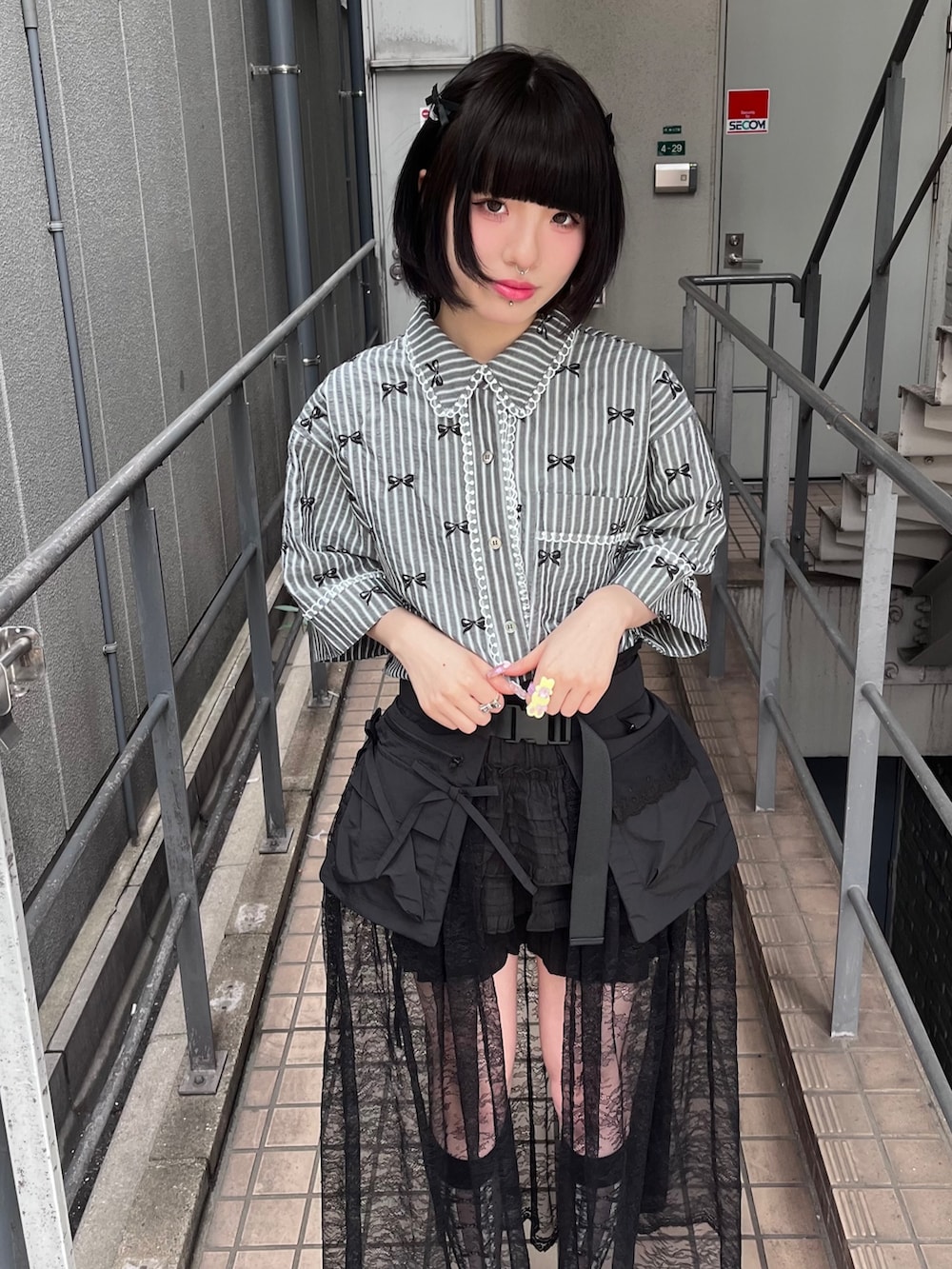 ブラック系のその他パンツ、ブラック系のスカート、グレー系のシャツ/ブラウスを着用したレディースの夏コーディネートの3枚目の写真