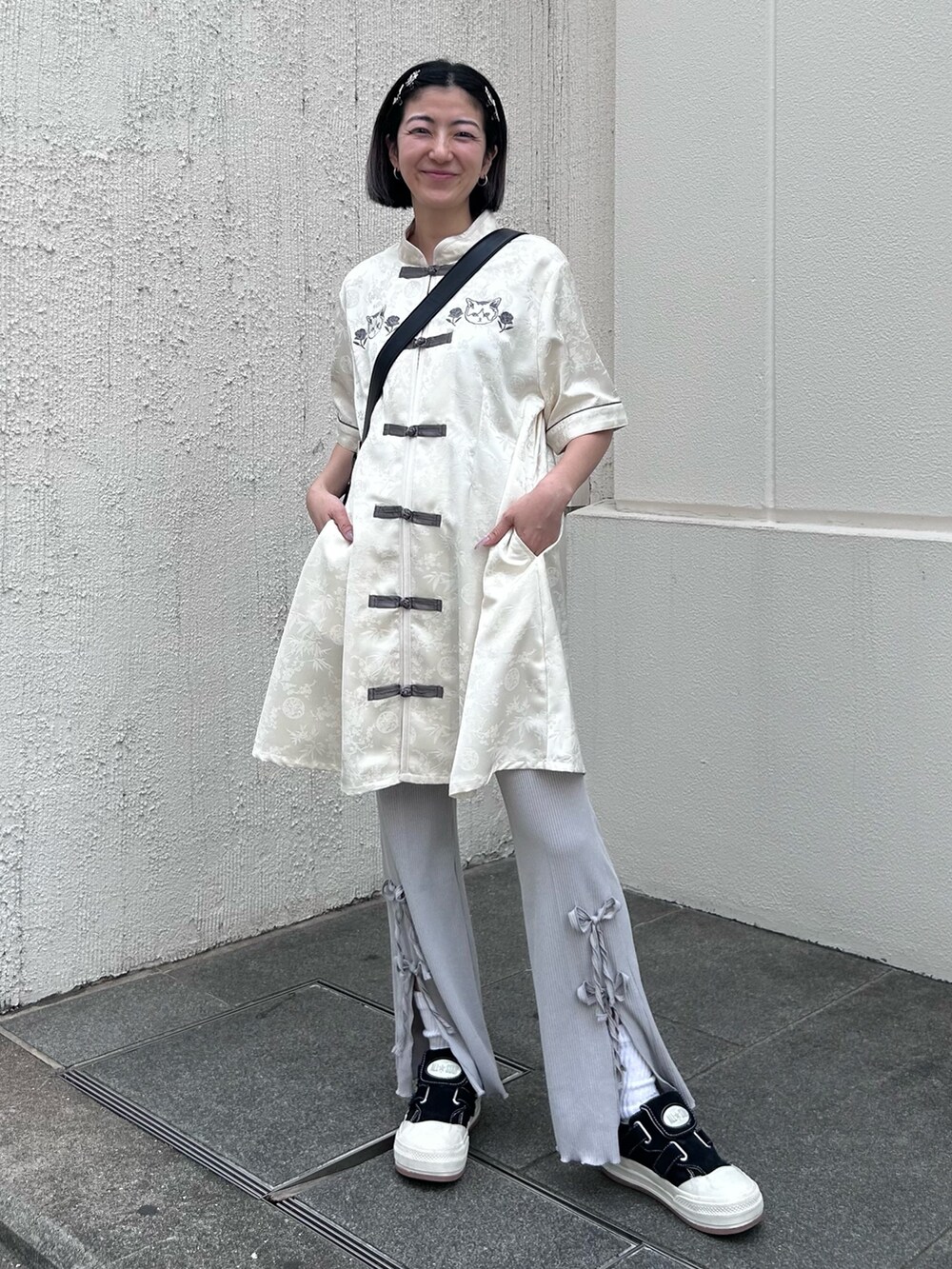 ブラック系のショルダーバッグ、グレー系のその他パンツ、ホワイト系のワンピースを着用したレディースの春コーディネートの4枚目の写真
