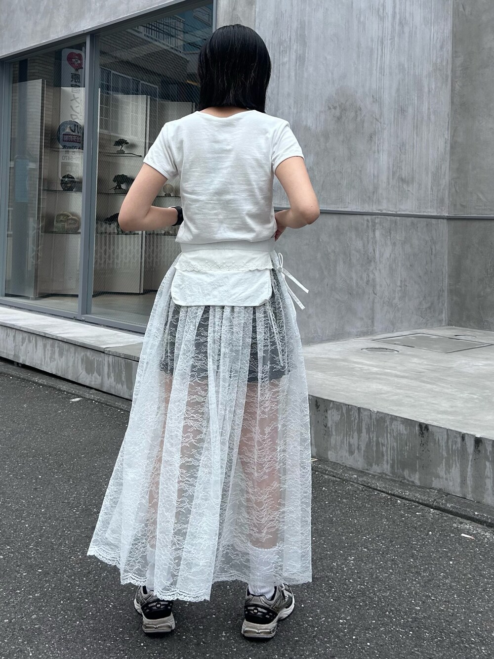 ホワイト系のスカート、ブラック系のその他パンツ、ホワイト系のTシャツ/カットソーを着用したレディースの夏コーディネートの6枚目の写真