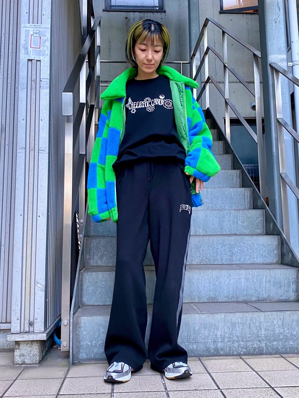 ブラック系のその他パンツ、ブラック系のTシャツ/カットソー、グリーン系のその他アウターを着用したレディースの秋コーディネートの2枚目の写真