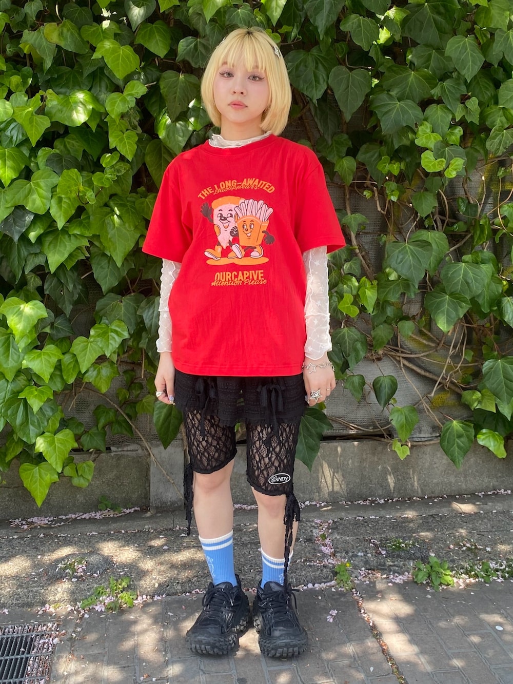 レッド系のTシャツ/カットソー、ホワイト系のその他トップス、ブラック系のスカートを着用したレディースの春コーディネートの4枚目の写真