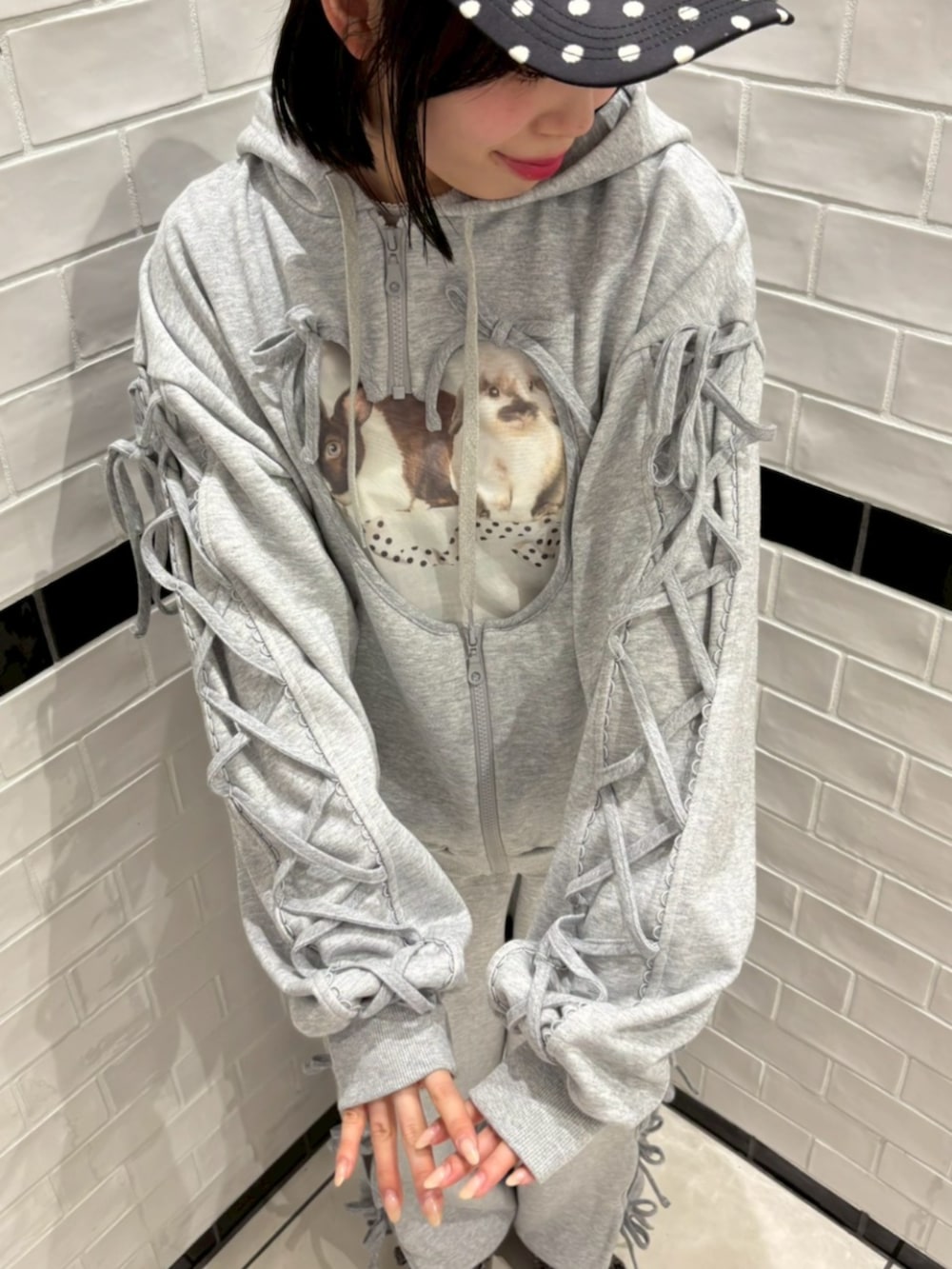 グレー系のパーカー、グレー系のスウェットパンツ、ブルー系のTシャツ/カットソーを着用したレディースの春コーディネートの5枚目の写真