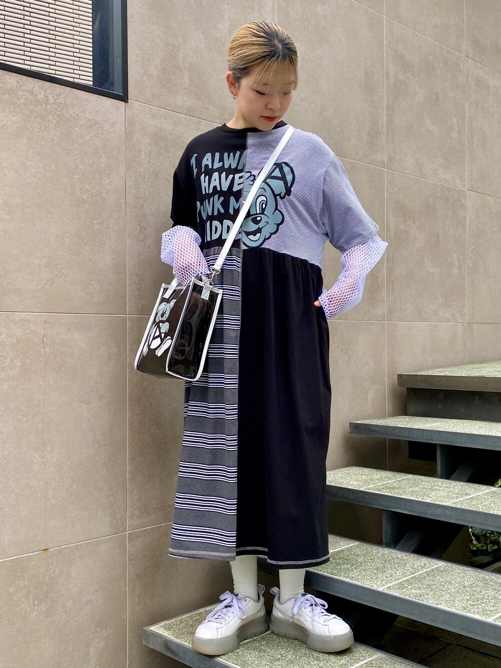 ブラック系のショルダーバッグ、ホワイト系のその他トップス、ブラック系のワンピースを着用したレディースの夏コーディネートの2枚目の写真