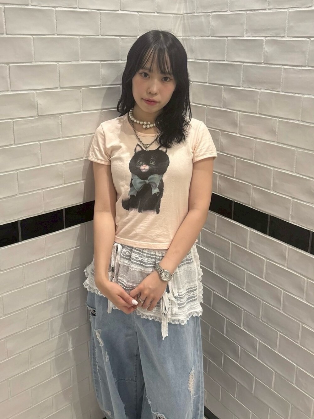 ブルー系のデニムパンツ、ホワイト系のスカート、ピンク系のTシャツ/カットソーを着用したレディースの夏コーディネートの5枚目の写真