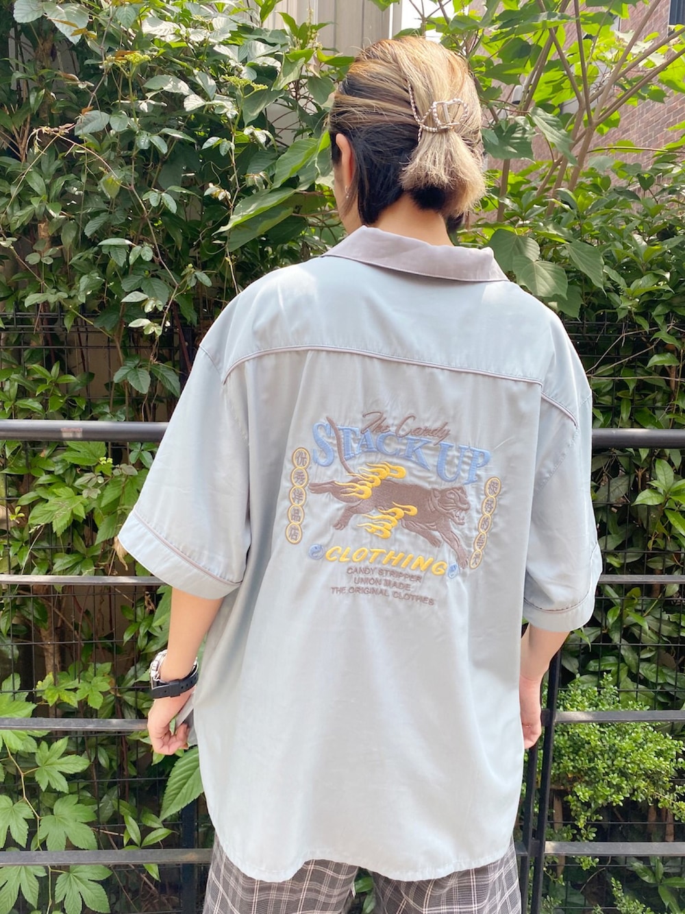 ブルー系のシャツ/ブラウス、グレー系のその他パンツ、ブラック系のスニーカーを着用したレディースの夏コーディネートの5枚目の写真