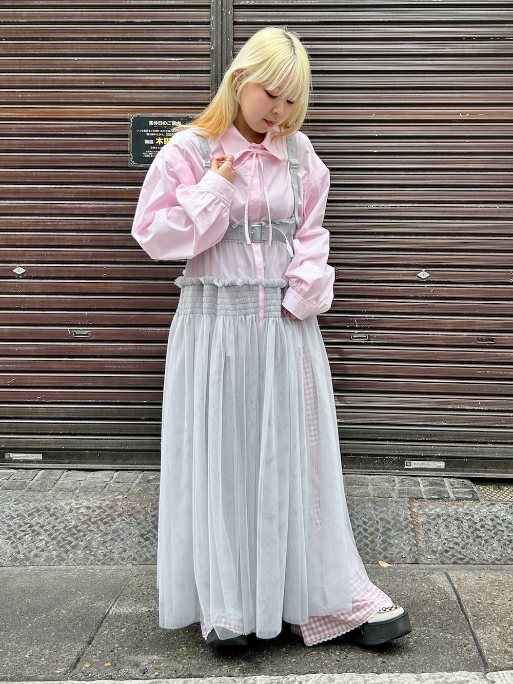 ピンク系のその他パンツ、グレー系のスカート、ピンク系のシャツ/ブラウスを着用したレディースの春コーディネートの3枚目の写真