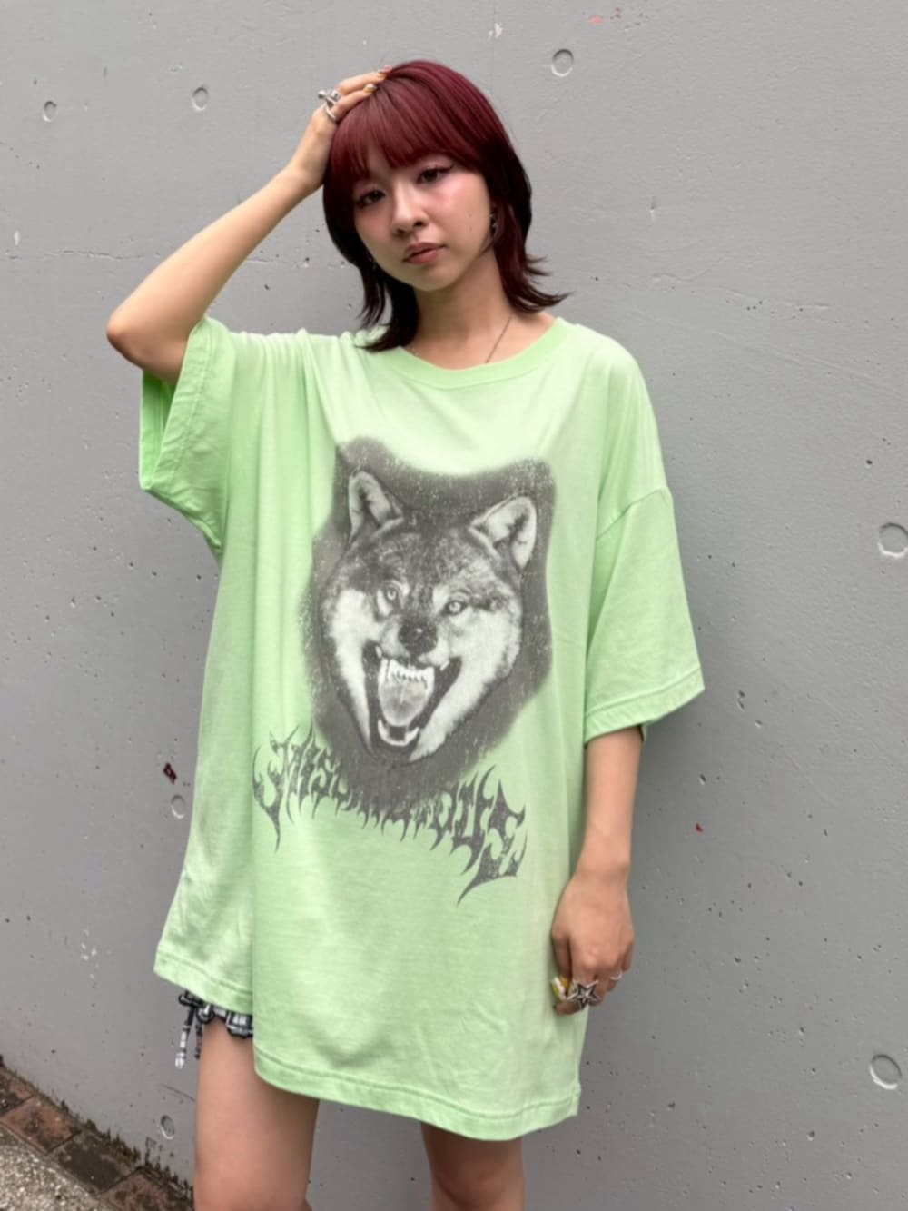 グリーン系のTシャツ/カットソーを着用したレディースの夏コーディネートの3枚目の写真