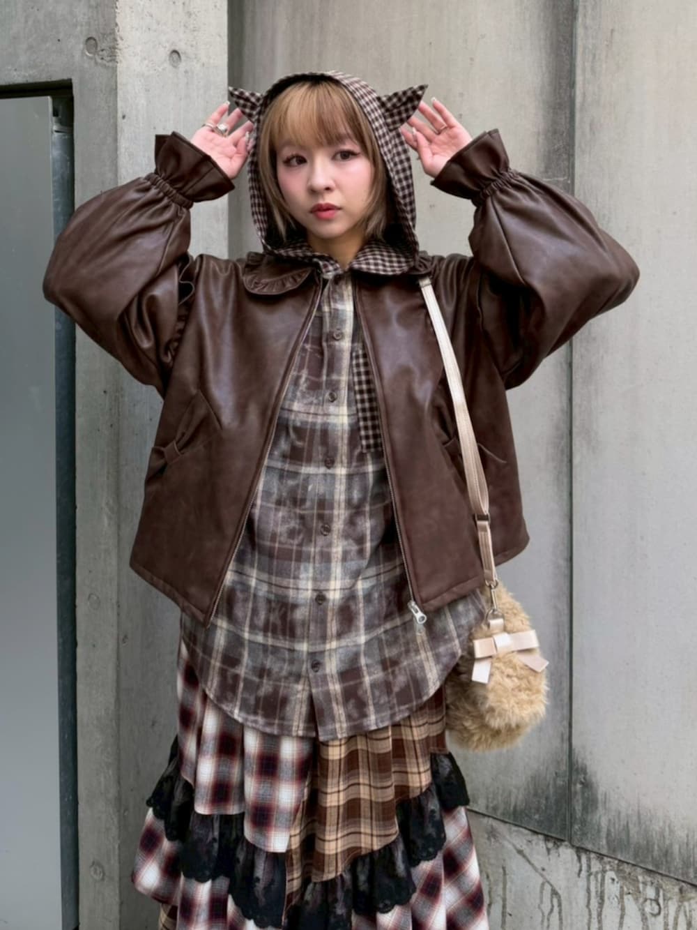 ベージュ系のショルダーバッグ、ブラウン系のブーツ、ブラウン系のシャツ/ブラウスを着用したレディースの冬コーディネートの5枚目の写真